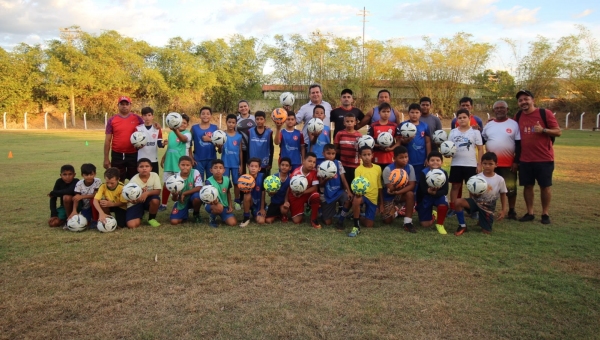 Prefeito Djalma Júnior participa do retorno das atividades da escolinha de futebol em Wanderlândia